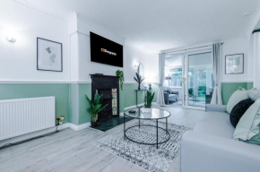 NEW! 4-Bed Home in Manchester by 53 Degrees Property, Ideal for Business & Long Term Contractor Stays, Sleeps 10!